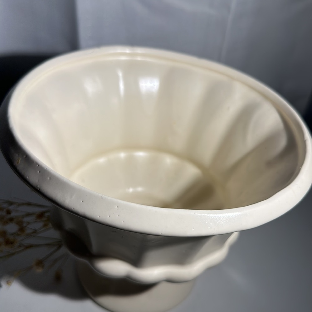 ⭐️⭐️SOLD⭐️⭐️ Vintage Haeger Ivory Pottery Planter - Signed on Bottom - Picture 4 of 8